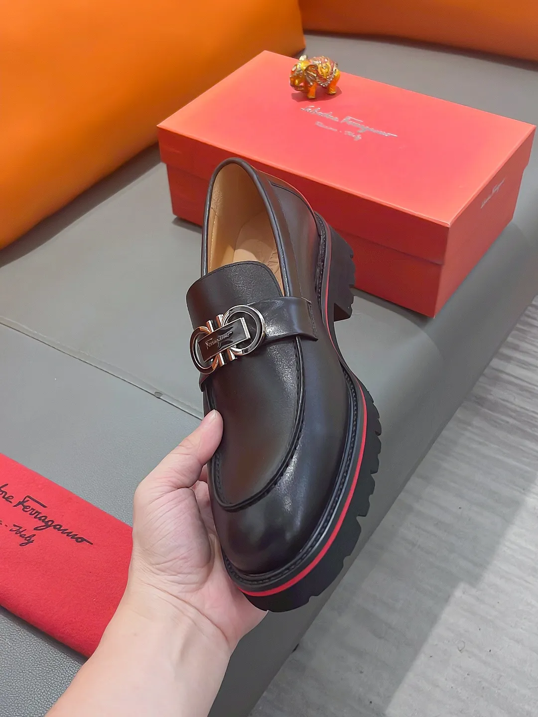 Men's shoes FERRAGAMO "Ferragamo" P540 Regular size: 39-44 (38, 45, 46, 47 customized) (suit shoes) Product materials: Selected first-layer cowhide upper, imported sheepskin lining; original outsole.